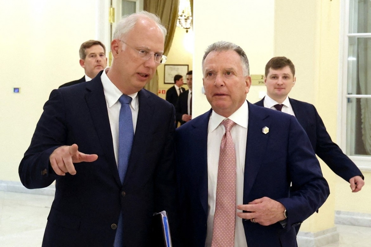 Đặc phái viên của Tổng thống Nga, ông Kirill Dmitriev, trao đổi với Đặc phái viên của Tổng thống Mỹ, ông Steve Witkoff, trong một cuộc gặp tại Saint Petersburg, Nga, ngày 11/4/2025. Ảnh: Sputnik/Reuters