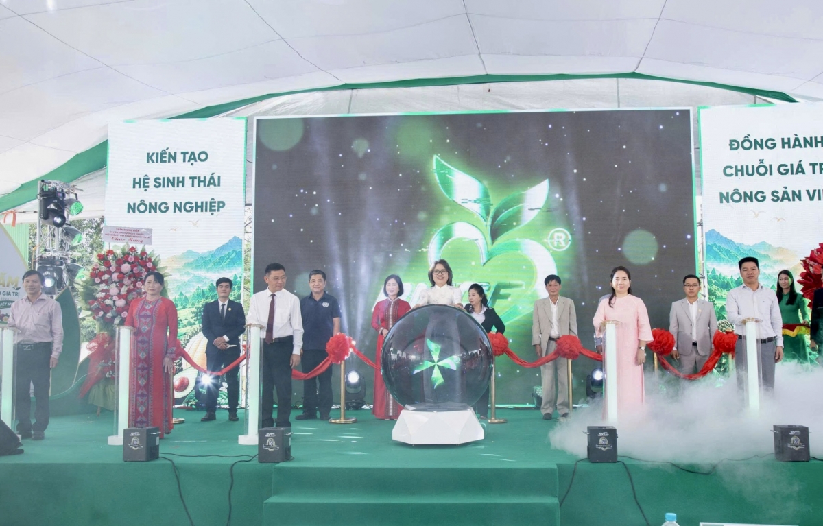 
Rim bơngai tang măt pơm kiơ̆ khôi pĭt nut et hơtŏk hnam kơmăi