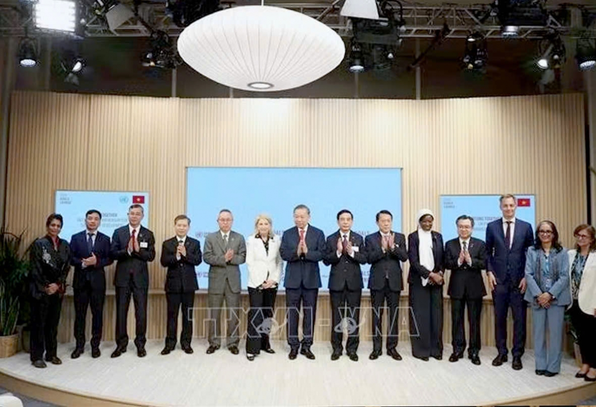 Tổng Bí thư, Chủ tịch nước Tô Lâm, Phó Tổng thư ký Liên Hợp Quốc (LHQ) Amina Mohammed và các Đại biểu chụp ảnh lưu niệm - Ảnh: Thông tấn xã