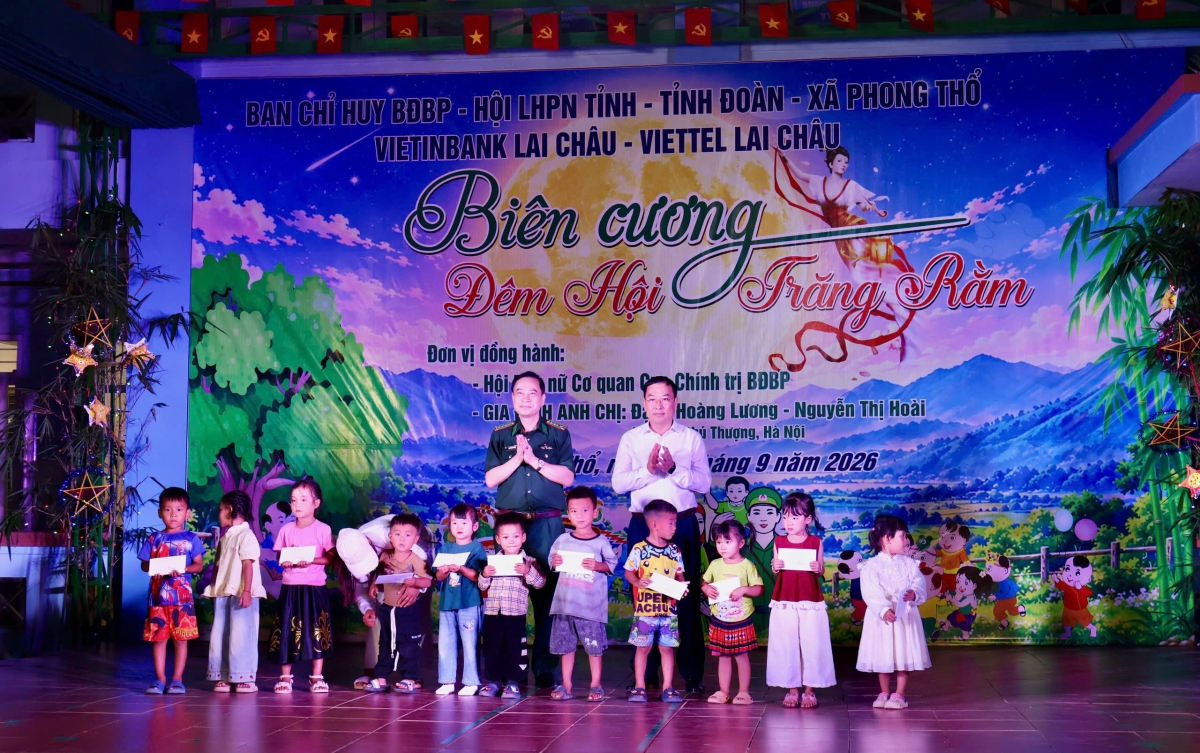 Lãnh đạo Ủy ban MTTQ Việt Nam tỉnh Lai Châu và Ban Chỉ huy BĐBP trao học bổng chương trình Nâng bước em tới trường cho học sinh. Ảnh: Khắc Kiên/VOV Tây Bắc