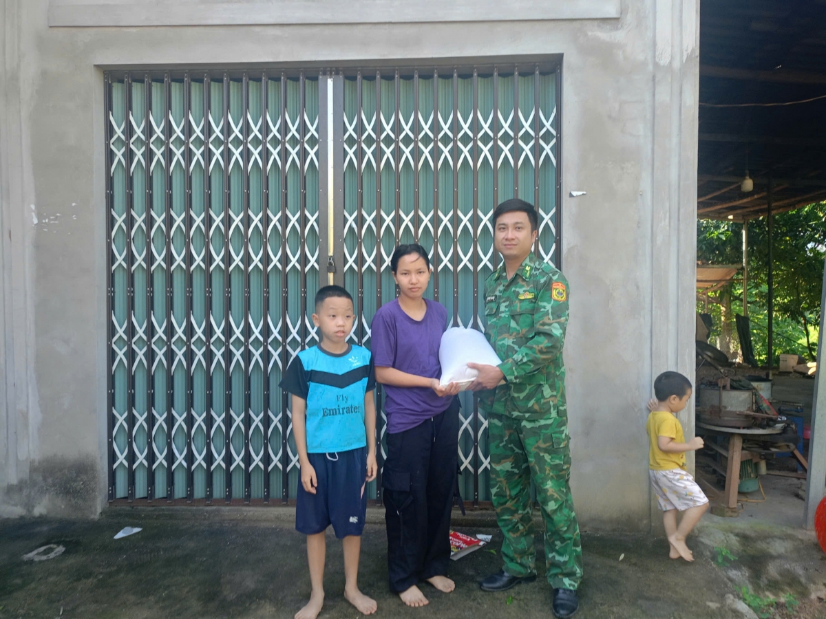 Đại diện đồn biên phòng A Mú Sung trao gạo cho các hộ dân. Ảnh: BĐBP Lào Cai.