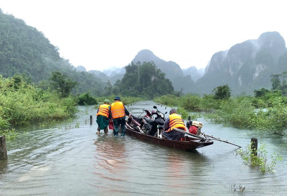 Lực lượng quân sự, biên phòng hỗ trợ đưa phương tiện, hành lý của giáo viên lên thuyền.
Ảnh: Thanh Hiếu/VOV Miền Trung