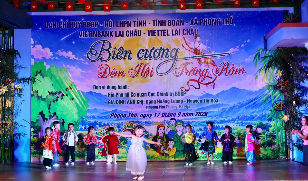 Tiết mục văn nghệ vui nhộn của các em học sinh. Ảnh: Khắc Kiên/VOV Tây Bắc