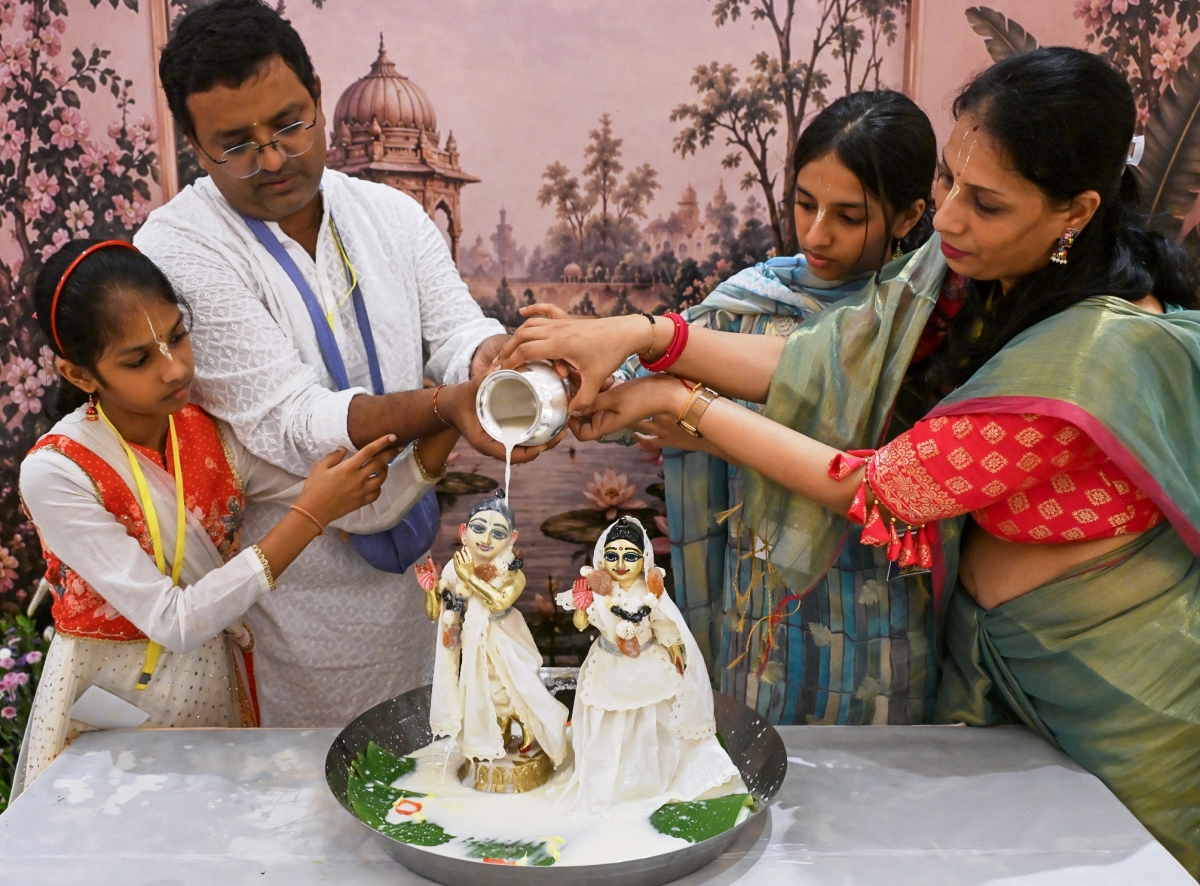 Một gia đình thực hiện nghi thức tắm sữa cho Thần Krishna tại thành phố Mumbai (Ảnh ANI)
