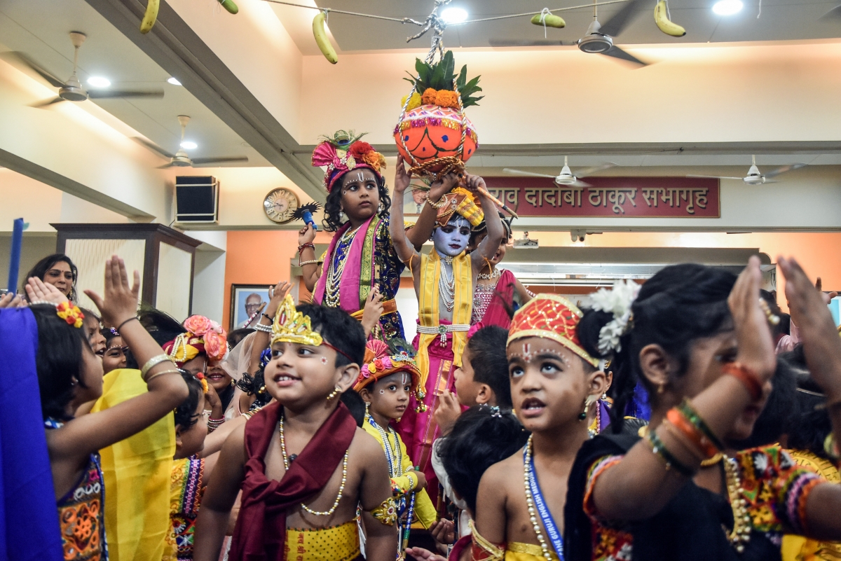 Một hoạt động nổi tiếng khác là Dahi Handi, trong đó những người tham gia xếp thành tháp người để đập vỡ chiếc bình đất treo trên cao, tái hiện câu chuyện Krishna thời thơ ấu thường cùng bạn bè tìm cách lấy bơ và sữa đông (Ảnh ANI)