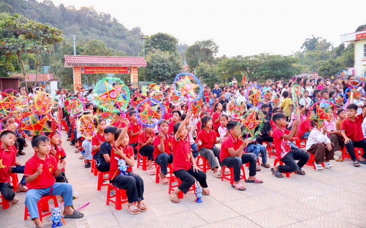 Ngay từ chiều 17/9, hàng trăm học sinh dân tộc Thái, Mông, Hà Nhì... ở Huổi Luông đã có mặt tại sân trường háo hức, chờ đợi. Ảnh: Khắc Kiên/VOV Tây Bắc
