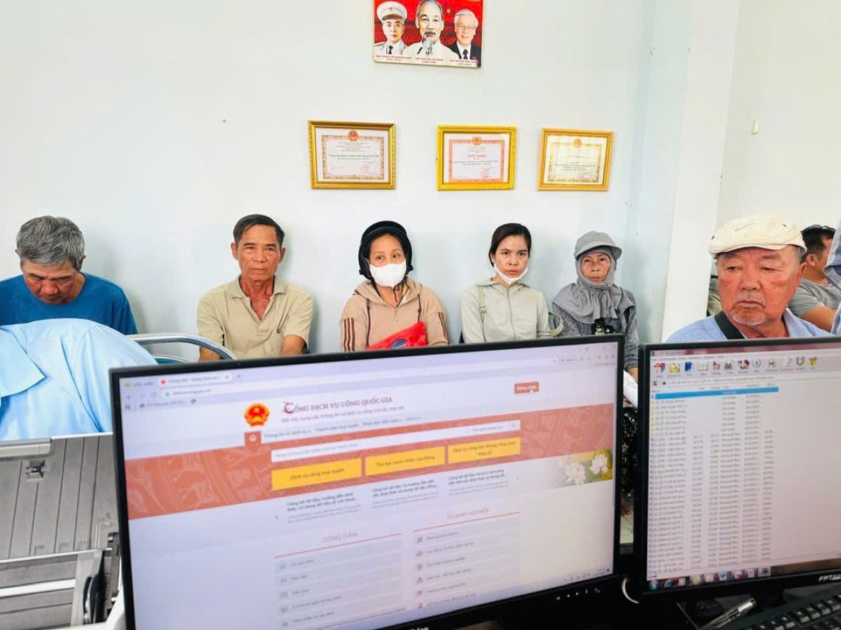Người dân hài lòng khi đến làm thủ tục hành chính tại xã Lâm Tân
