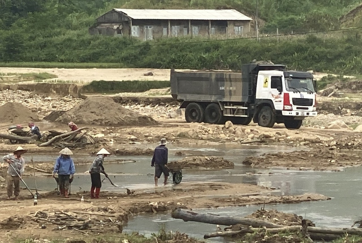 Người dân Mường Than đang tích cực cùng lực lượng chức năng khắc phục các thửa ruộng sau lũ.
Ảnh: VOV Tây Bắc