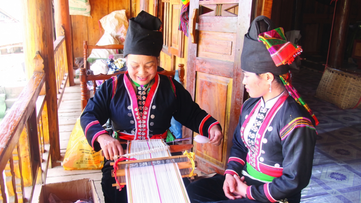 Những người phụ nữ Khơ Mú thường dệt vải thổ cẩm bằng khung cửi gỗ bên hiên nhà sàn. Đây là một hoạt động thủ công truyền thống và là nét văn hóa đặc trưng của người Khơ Mú, thường được truyền dạy từ đời này sang đời khác. Ảnh: Baosonla.org.vn