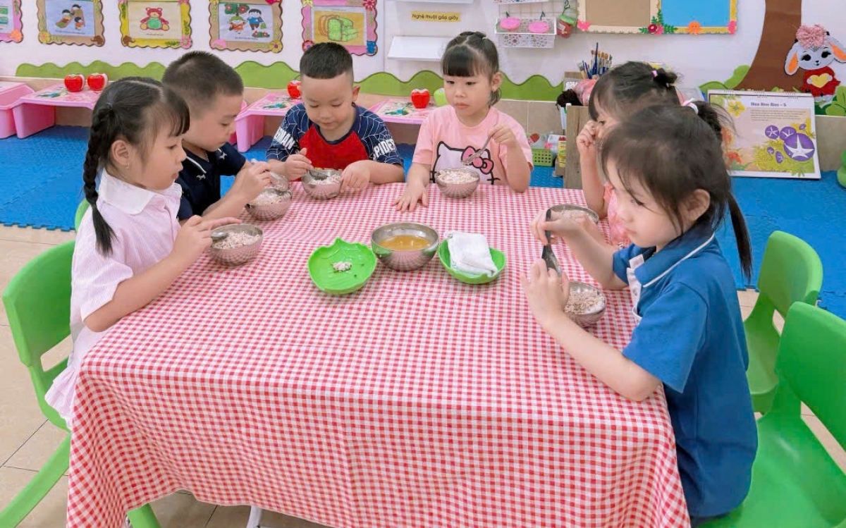 Bữa ăn được chuẩn bị cho trẻ theo thực đơn và khẩu phần dinh dưỡng của nhà trường. (Ảnh Thừa Xuân/VOV Tây Bắc)