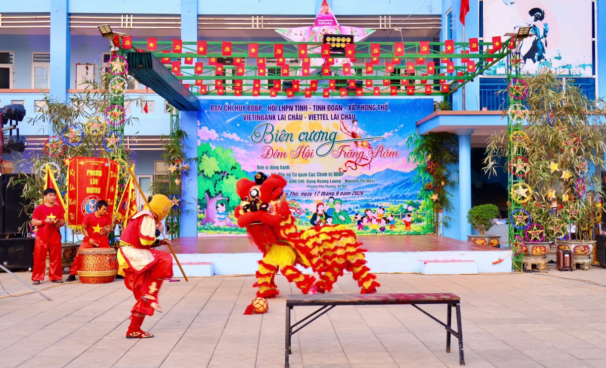 Nhiều em lần đầu tiên được chứng kiến các tiết mục múa lân đẹp mắt, vui nhộn. Ảnh: Khắc Kiên/VOV Tây Bắc