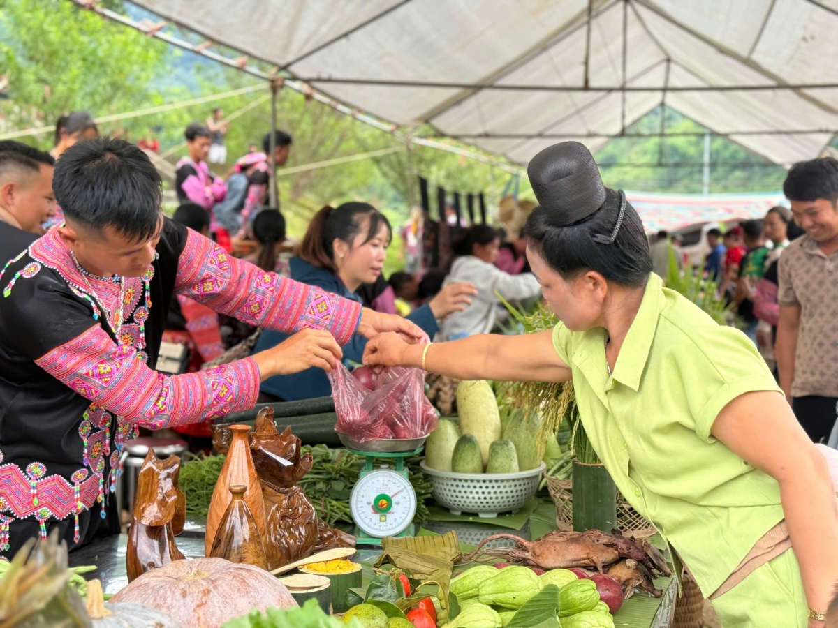 Phiên chợ là nơi hội tụ các sản vật đặc trưng của đồng bào các dân tộc. (Ảnh: Nhóm PV VOV Tây Bắc