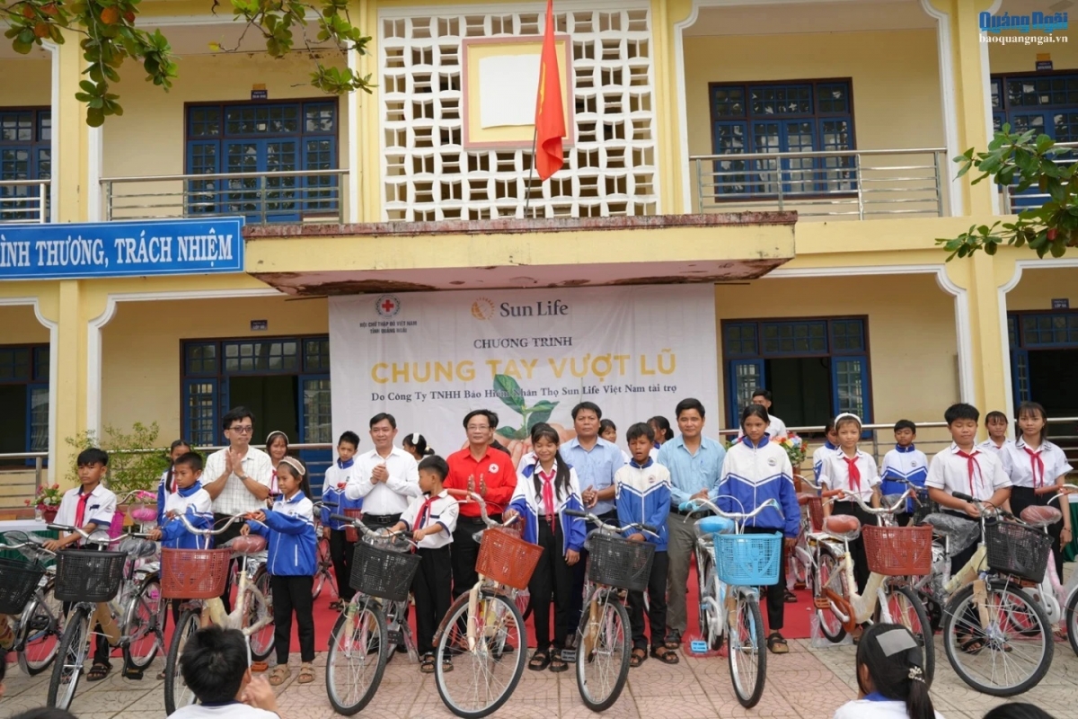 Đoàn đã trao tặng xe đạp cho các em học sinh trường THCS Ba Dinh - Ba Tô tại chương trình.