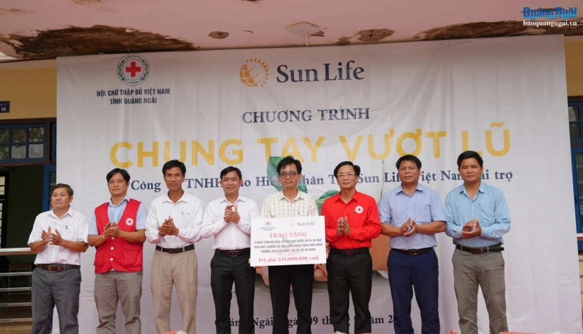 Đại diện Hội Chữ thập đỏ tỉnh và đơn vị tài trợ trao bảng tượng trưng hỗ trợ Trường THCS Ba Dinh - Ba Tô, xã Ba Dinh.