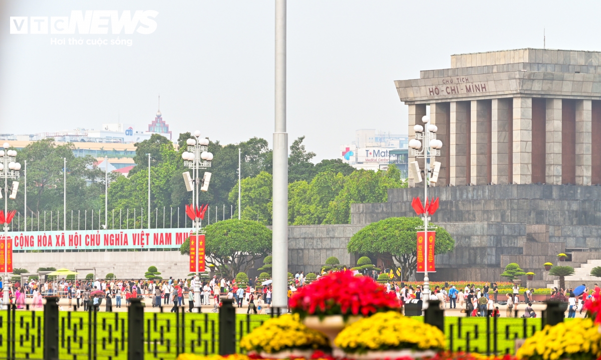 Vào những ngày nghỉ lễ Quốc khánh 2/9, Lăng Chủ tịch Hồ Chí Minh là một trong những địa điểm thu hút đông người dân, du khách khi đến Hà Nội.
 