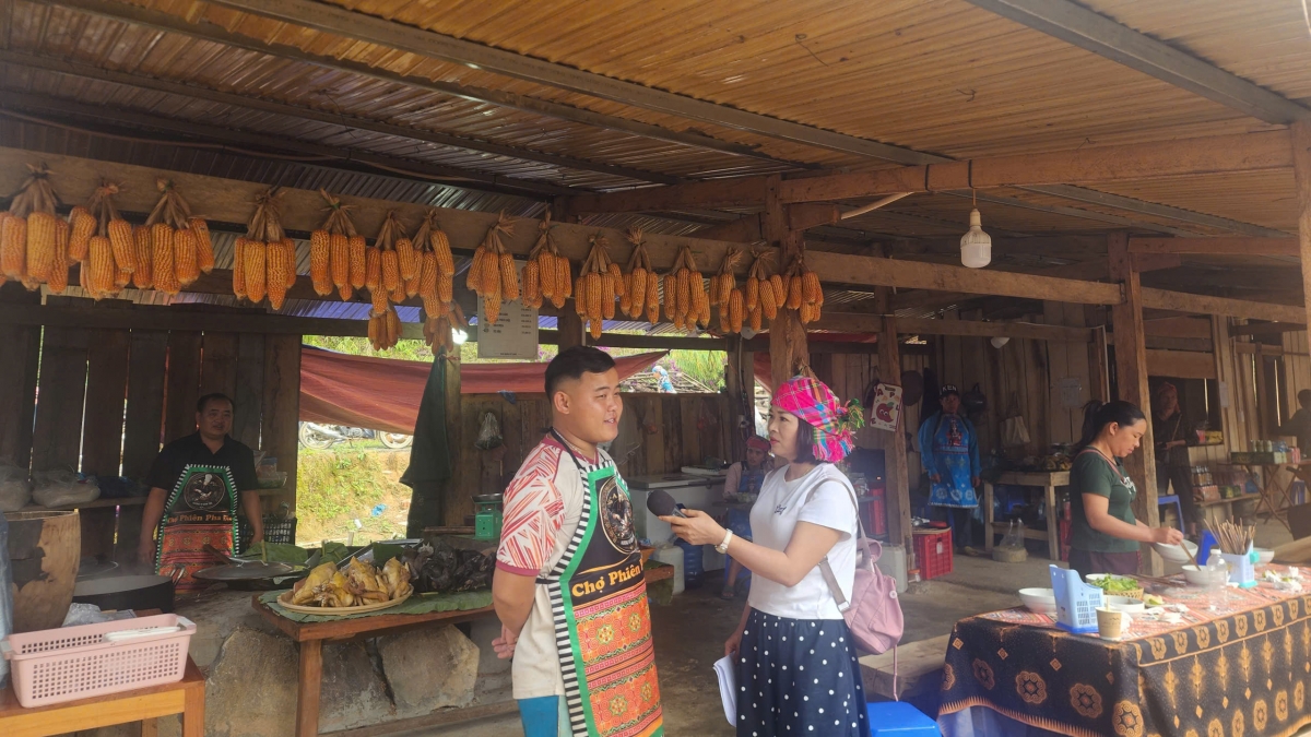 Ở Pha Đin, Lầu Trung Anh cùng anh em, họ hàng dựng một ngôi nhà gỗ 5 gian, mở gian hàng ẩm thực mang đậm văn hóa Mông. Ảnh: Thanh Thủy