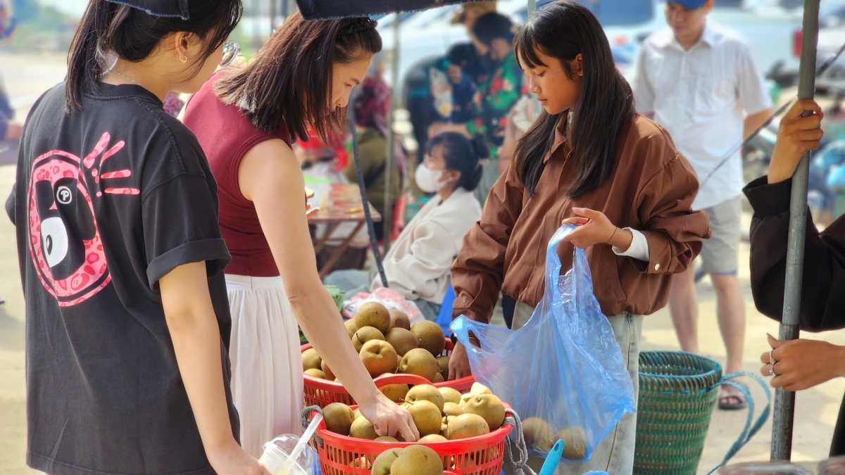 Người dân Sơn La chọn mua hoa quả vùng cao về làm quà. Ảnh: Thanh Thủy