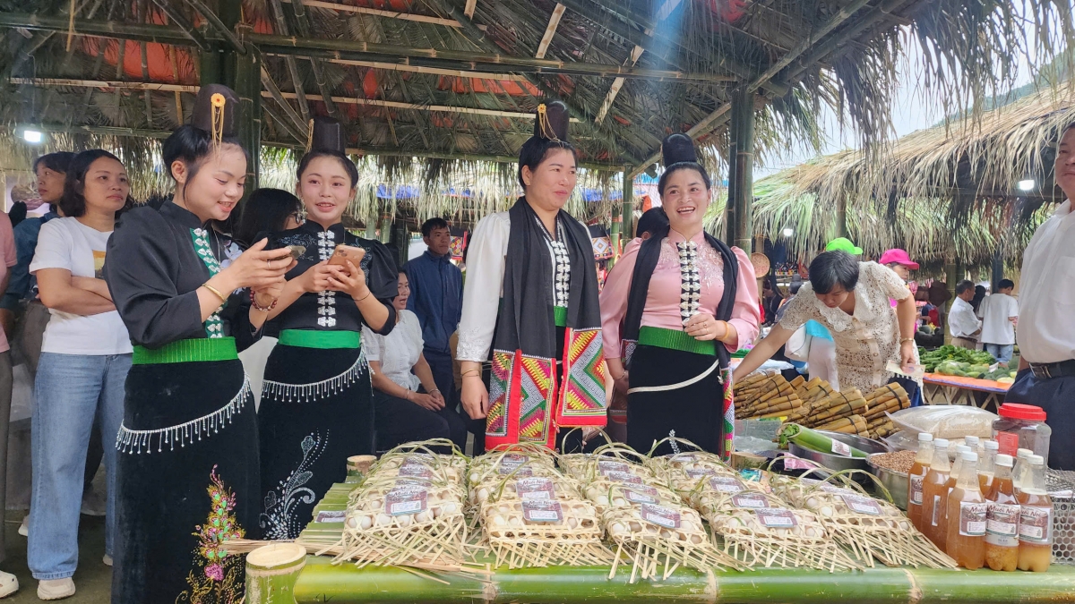 Sắc màu chợ phiên Muổi Nọi. Ảnh: Thanh Thùy