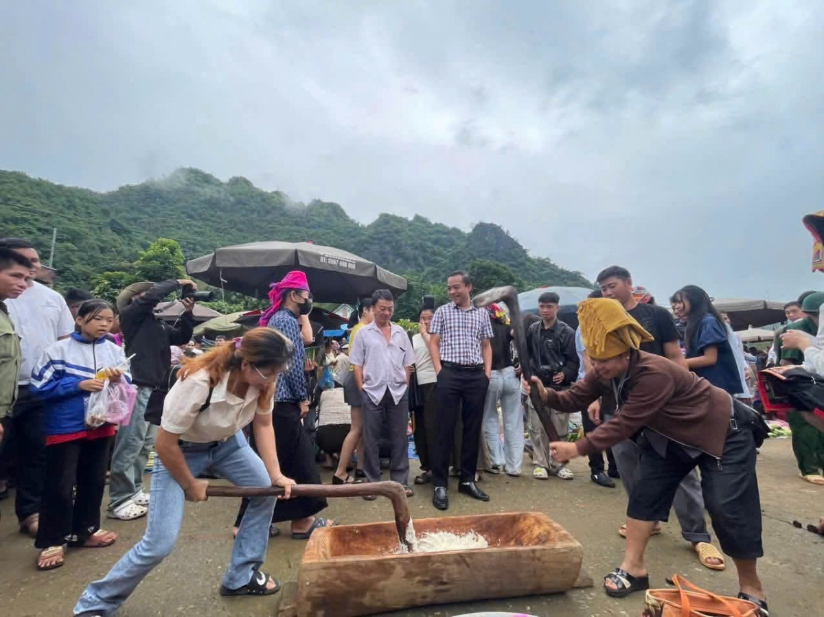 Ngoài giới thiệu các sản phẩm nông sản địa phương, du khách còn được trải nghiệm giã bánh dày. Ảnh: Thanh Thùy