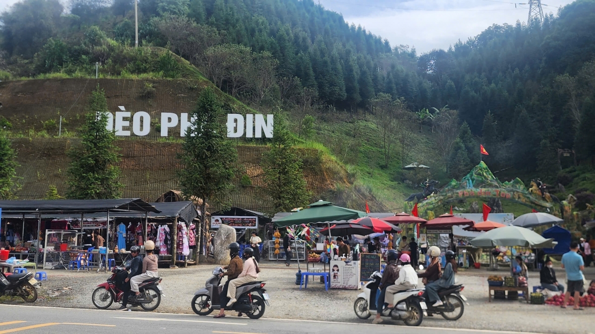 Từ Muổi Nọi đến Pha Đin, rồi Co Mạ, mỗi ngày một điểm đến, mỗi chợ một sắc màu, rất nhiều điều mới mẻ và thực sự hấp dẫn. Ảnh: Thanh Thùy