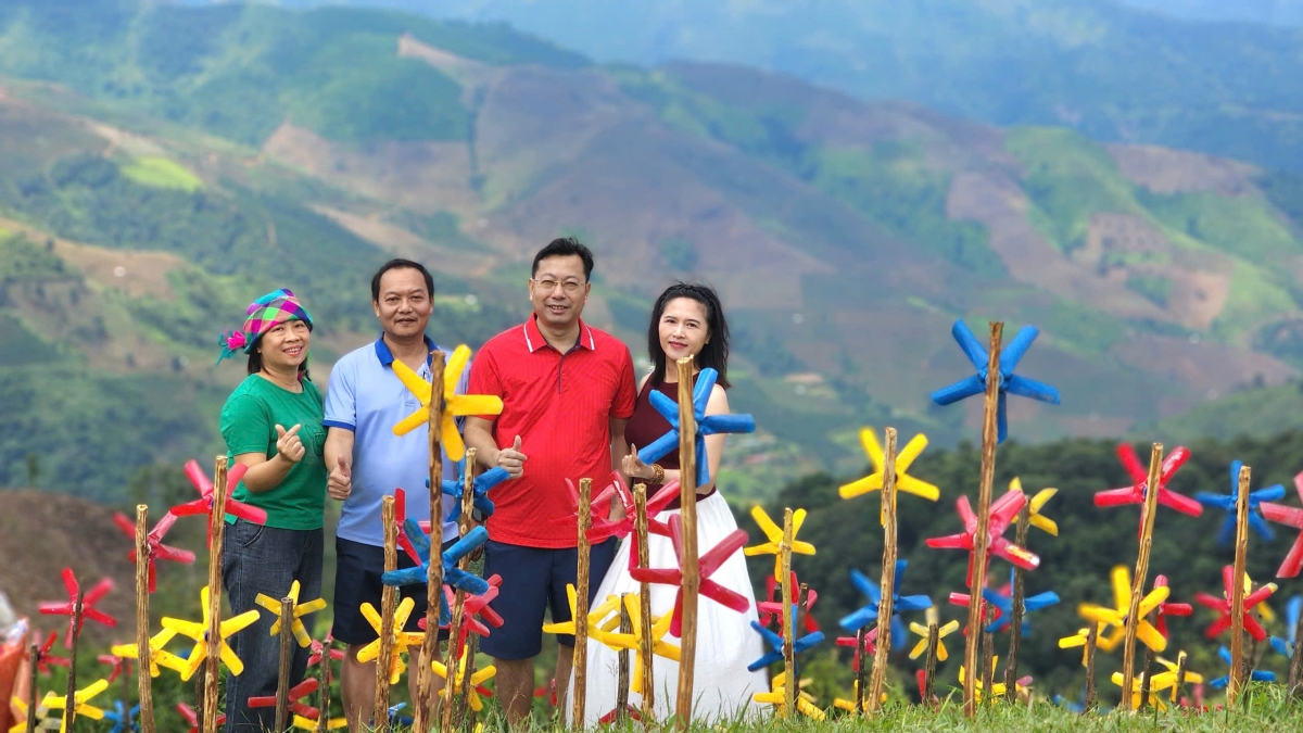 Cảnh sắc thiên nhiên và phiên chợ làm mọi người thích thú. Ảnh: Thanh Thủy