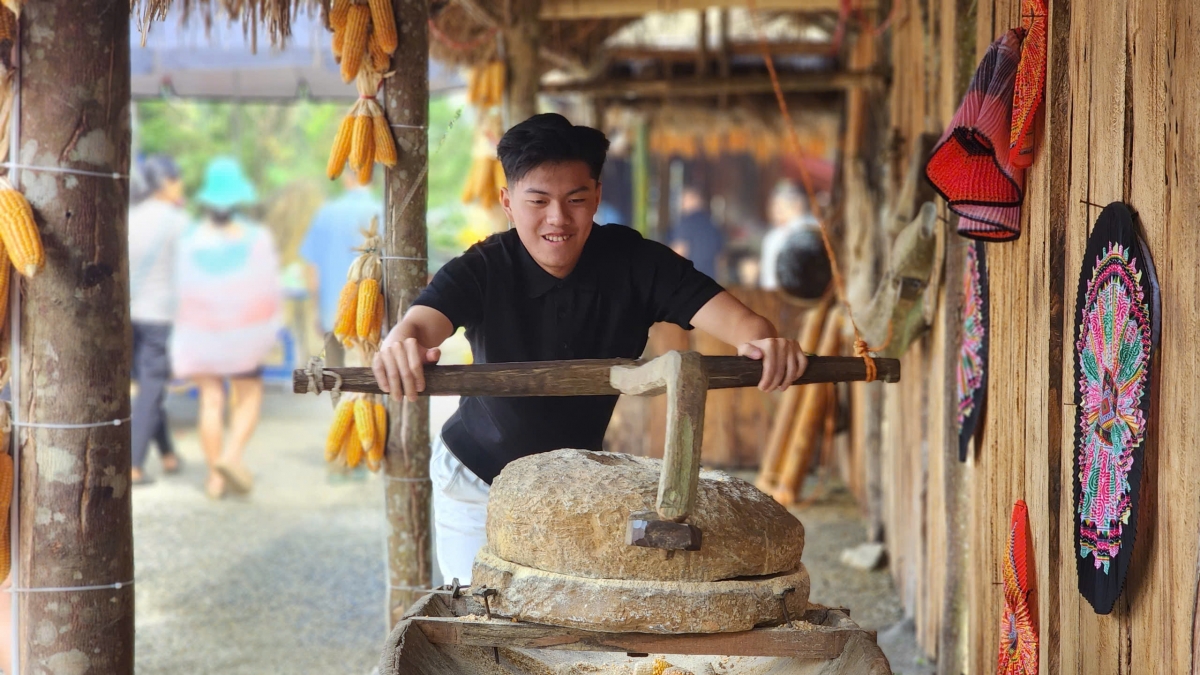 Trải nghiệm xay ngô bằng cối đá. Ảnh: Thanh Thủy
