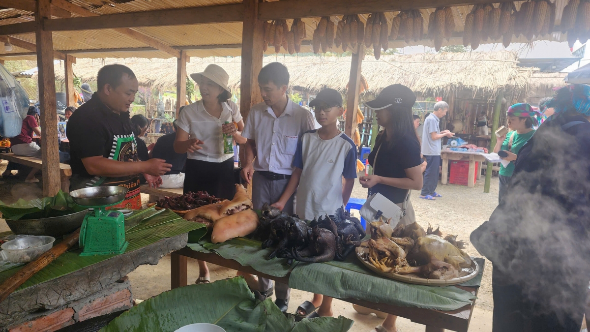 Gian hàng ẩm thực với món gà đen bản địa, lợn bản được nhiều người ghé vào. Ảnh: Thanh Thủy