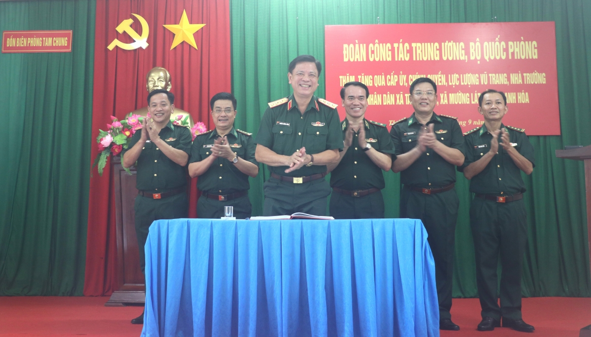Thượng tướng Nguyễn Trường Thắng viết sổ vàng truyền thống tại Đồn Biên phòng Tam Chung
(Ảnh: Viết Tôn)