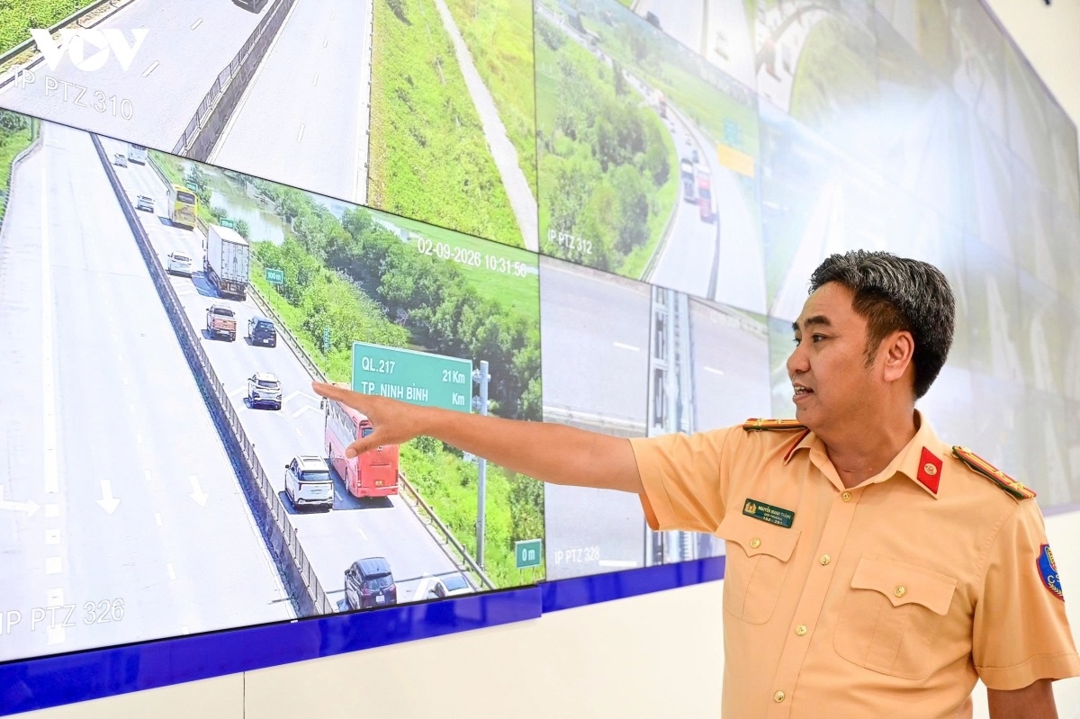 Thượng tá Nguyễn Mạnh Thắng - Đội trưởng Đội Cảnh sát giao thông (CSGT) đường bộ cao tốc số 3 thuộc Cục CSGT, Bộ Công an giám sát phương tiện di chuyển trên cao tốc Hà Nội - Cao Bồ - Nghi Sơn
 