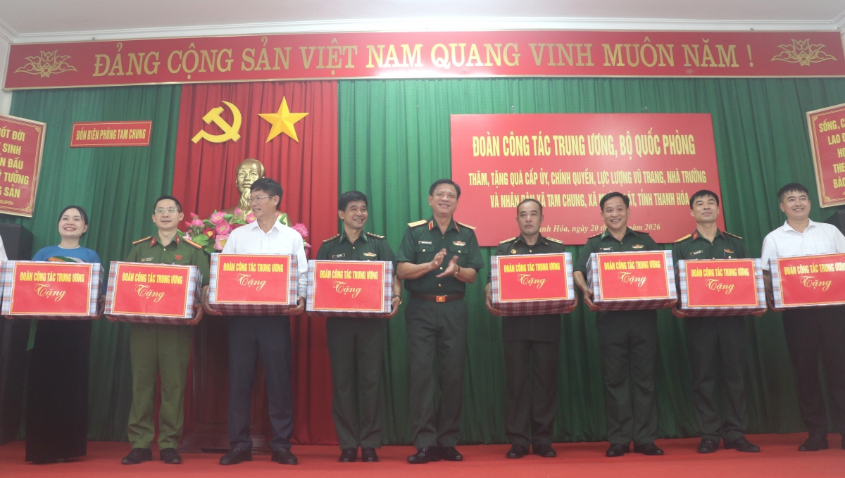 Thượng tướng Nguyễn Trường Thắng tặng quà cho Lực lượng vũ trang và nhân dân địa bàn biên giới Mường Lát (Ảnh: Viết Tôn)