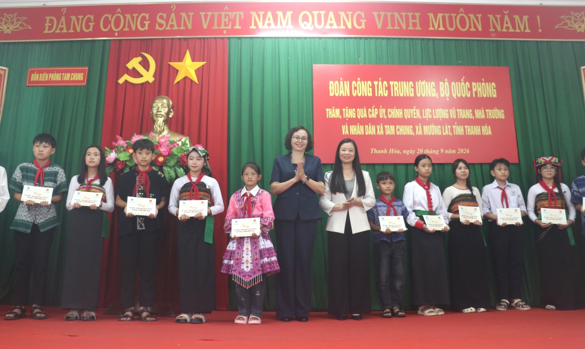 Đồng chí Cao Thị Xuân- Phó Chủ tịch Hội đồng Dân tộc của Quốc hội và đồng chí Nguyễn Thị Thu Hiền- Phó Chủ tịch Hội Liên hiệp Phụ nữ Việt Nam tặng quà cho các cháu học sinh trên địa bàn (Ảnh: Viết Tôn)