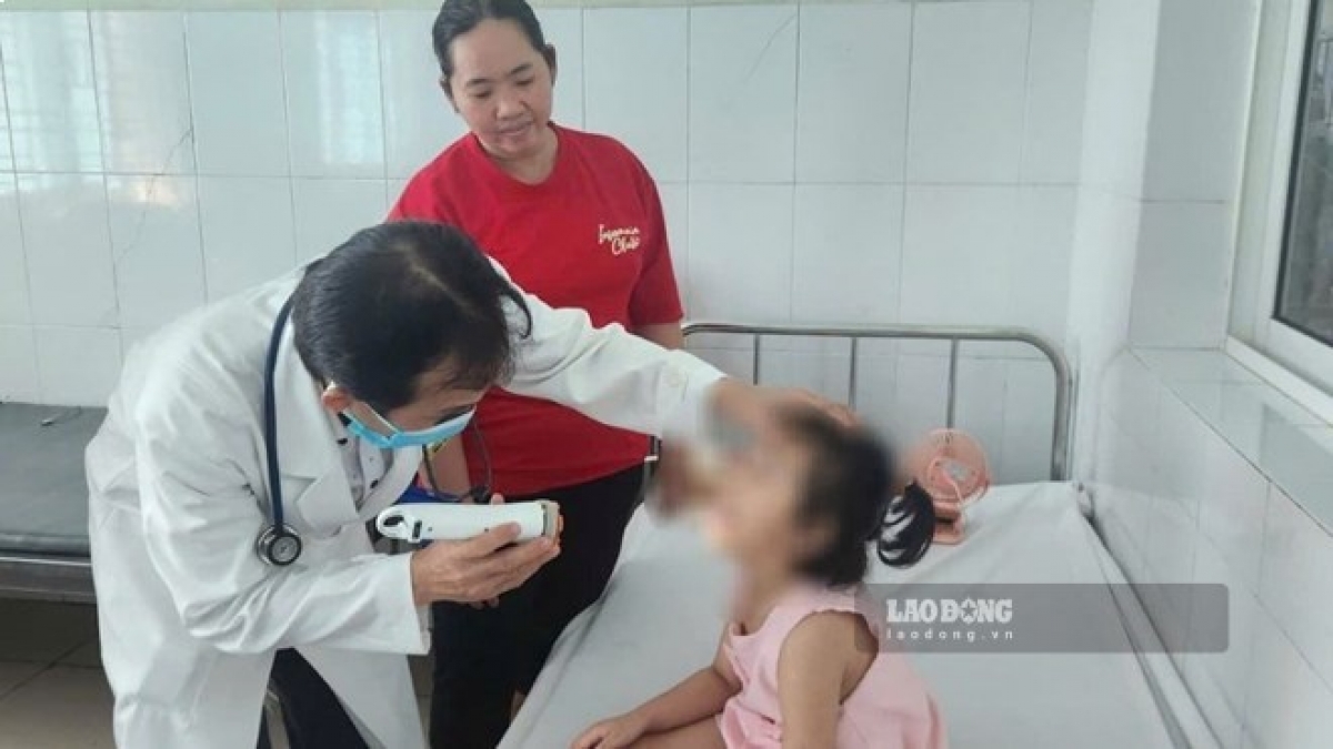 Tay chân miệng chủ yếu xảy ra ở trẻ dưới 5 tuổi, nguy cơ biến chứng cao. Ảnh: Hoàng Lộc