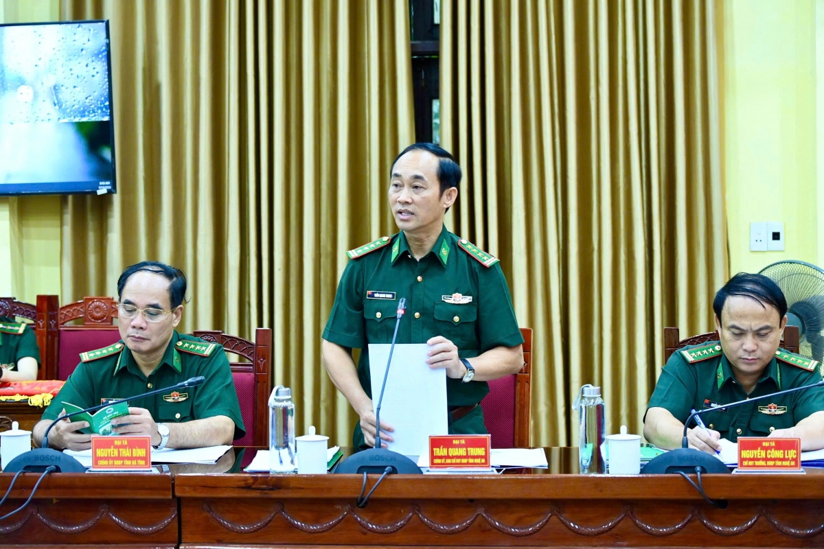 Đại tá Trần Quang Trung, Chính ủy BĐBP Nghệ An – đơn vị Cụm trưởng năm 2026 phát biểu tại hội nghị 
(Ảnh: Trần Lê Thạch)