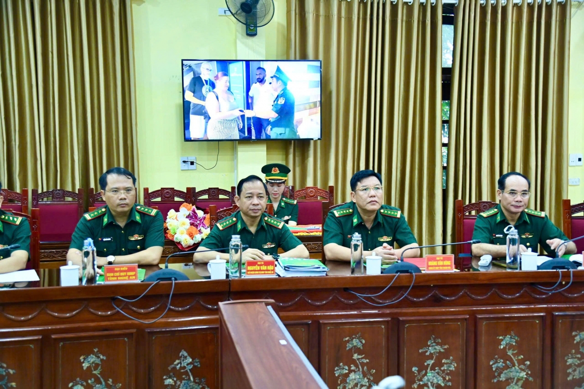 Đại tá Hoàng Văn Hùng, Chính ủy Bộ đội Biên phòng tỉnh Thanh Hóa (thứ hai từ phải sang) cùng các đại biểu dự hội nghị (Ảnh: Trần Lê Thạch)