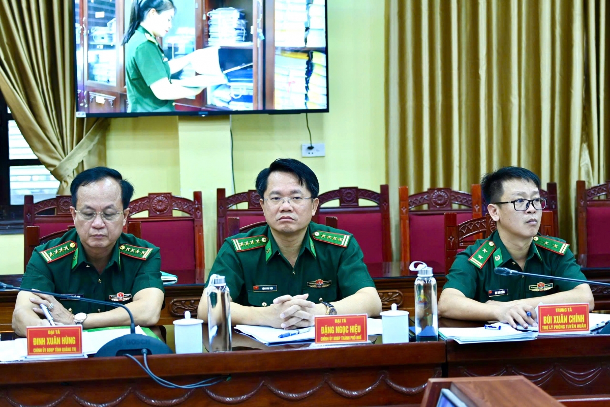 Đại tá Đinh Xuân Hùng, Chính ủy Bộ đội Biên phòng tỉnh Quảng Trị (thứ 3 từ phải sang) cùng các đại biểu dự hội nghị (Ảnh: Trần Lê Thạch)
