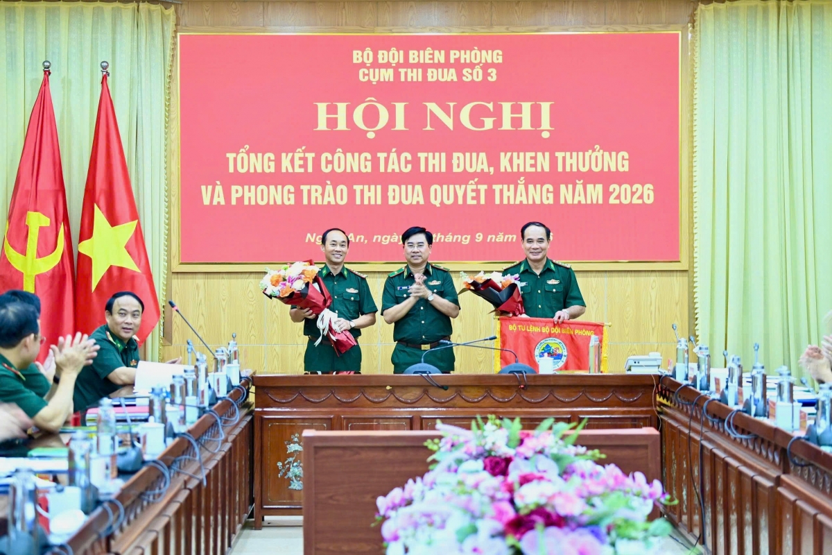 Thiếu tướng Võ Tiến Nghị, Phó Tư lệnh BĐBP tặng hoa BĐBP Nghệ An- đơn vị Cụm trưởng năm 2026 và BĐBP Hà Tĩnh- đơn vị Cụm trưởng năm 2027 (Ảnh: Trần Lê Thạch)