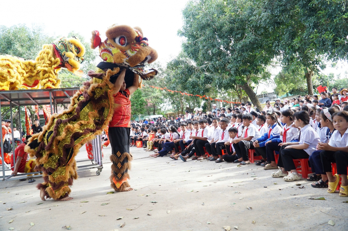 Tiết mục múa lân làm không khí Tết Trung thu thêm rộn ràng tại Trường Tiểu học xã Ya Ly. Ảnh: T.T