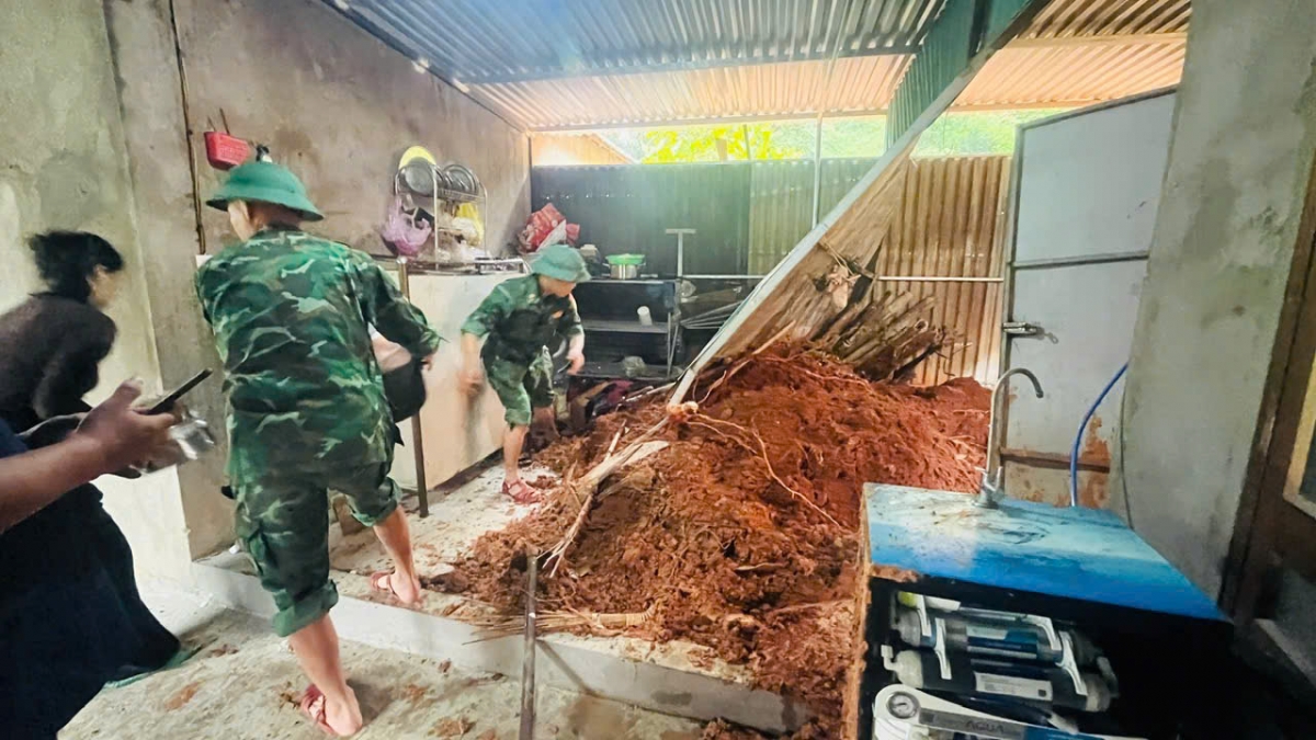 Đồn Biên phòng Tam Quang hỗ trợ 2 hộ dân ở bản Quang Phúc di dời tài sản do bị đất sạt lở 
(Ảnh: Trần Lê Thạch)
