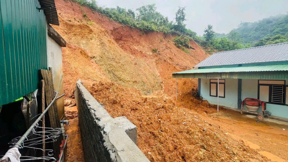 Nhà dân tại xã Tam Quang bị đất đá sạt lở gây mất an toàn (Ảnh: Trần Lê Thạch)