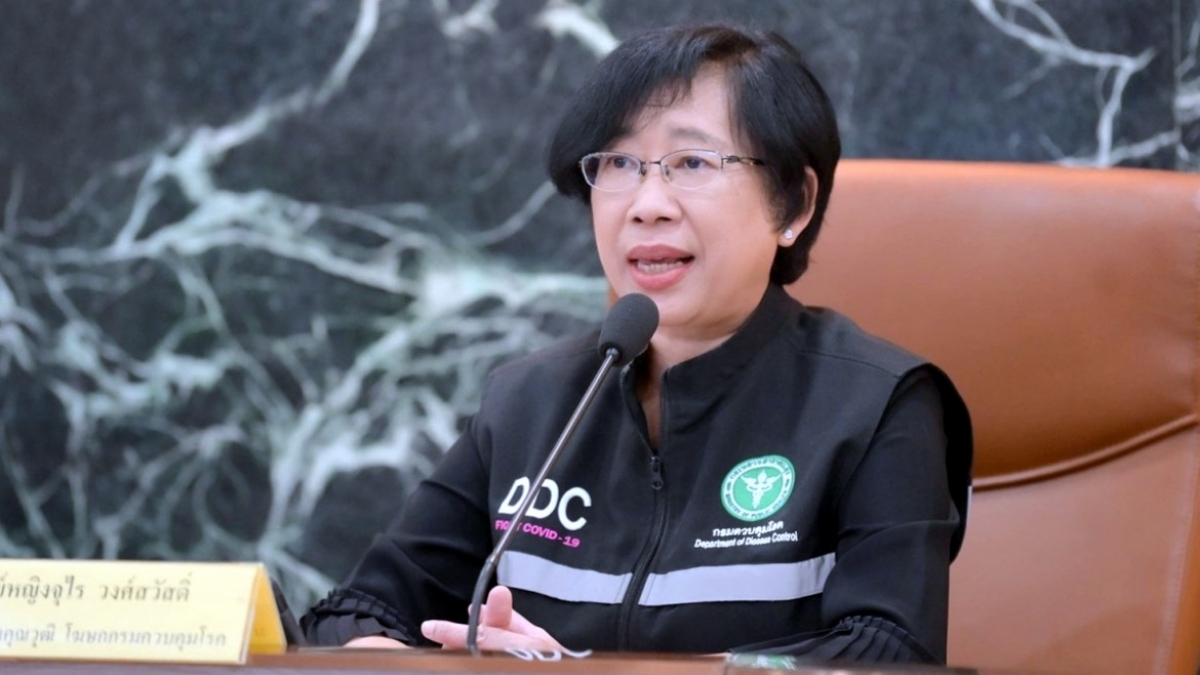 Tiến sĩ Jurai Wongsawat, chuyên gia y tế cấp cao kiêm người phát ngôn của Cục Kiểm soát Dịch bệnh Thái Lan (DDC), phát biểu tại cuộc họp báo về công tác chuẩn bị và bảo vệ sức khỏe cộng đồng trước dịch Covid-19 - Ảnh: Cục Kiểm soát Dịch bệnh Thái Lan