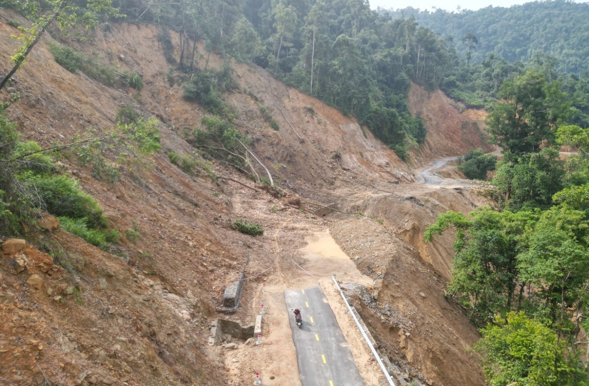Nhiều vị trí sạt lở ta luy dương, ta luy âm với khối lượng lớn, đất đá tràn xuống mặt đường gây ách tắc hoàn toàn.