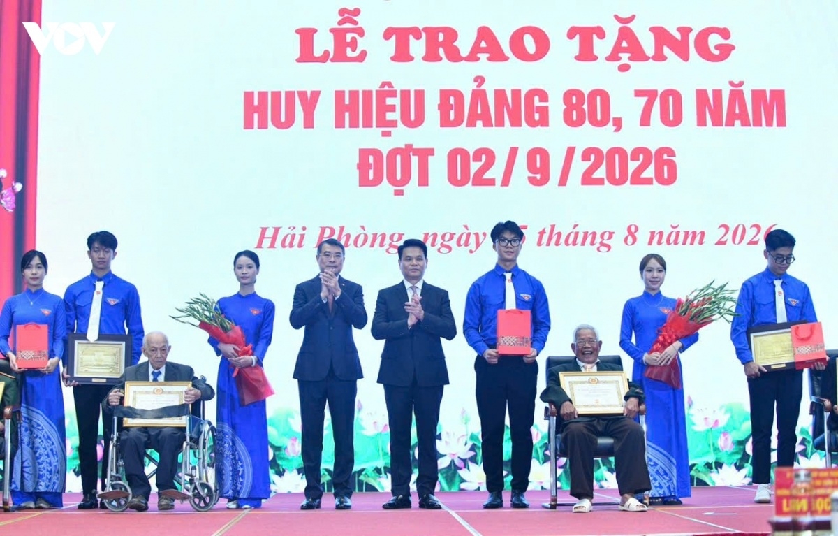 Thủ tướng Lê Minh Hưng trân trọng trao Huy hiệu 80 năm, 70 năm tuổi Đảng cho các đảng viên lão thành.