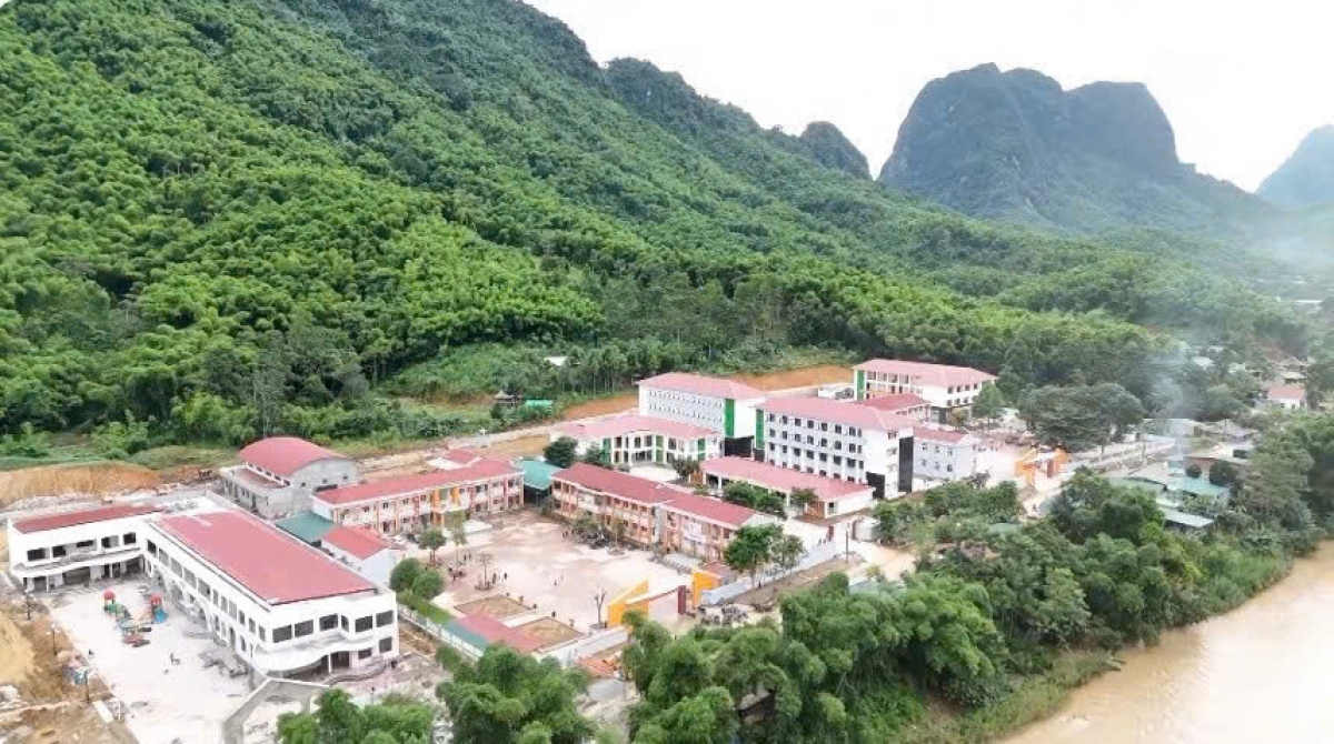 Toàn cảnh Trường Phổ thông Nội trú liên cấp Tiểu học và Trung học cơ sở Sơn Thuỷ,
xã Sơn Thuỷ, tỉnh Thanh Hoá (Ảnh: Sỹ Đức)