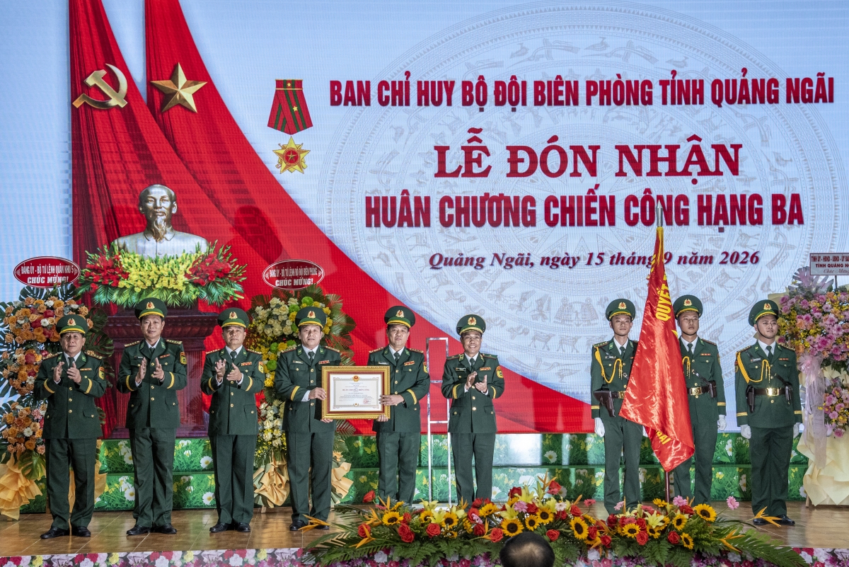 Thiếu tướng Vũ Quốc Ân trao Huân chương Chiến công hạng Ba tặng Ban Chỉ huy BĐBP tỉnh Quảng Ngãi (Ảnh: Lê Văn Chương)