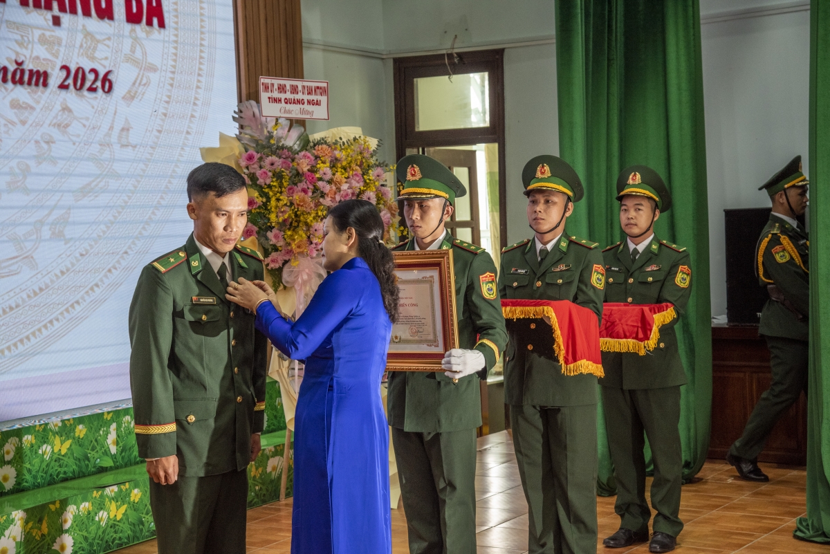 Đồng chí Y Ngọc gắn huân chương cho Thiếu tá Nguyễn Hà Phương, Phòng Nghiệp vụ, Ban Chỉ huy BĐBP tỉnh Quảng Ngãi (Ảnh: Lê Văn Chương)