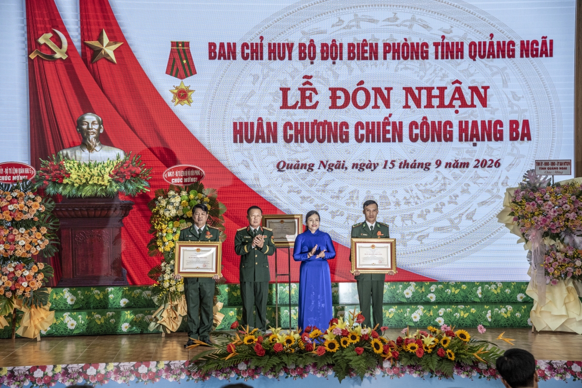 Đồng chí Y Ngọc, Phó Chủ tịch Thường trực UBND tỉnh Quảng Ngãi trao Huân chương cho hai cá nhân có thành tích đặc biệt xuất sắc (Ảnh: Lê Văn Chương)