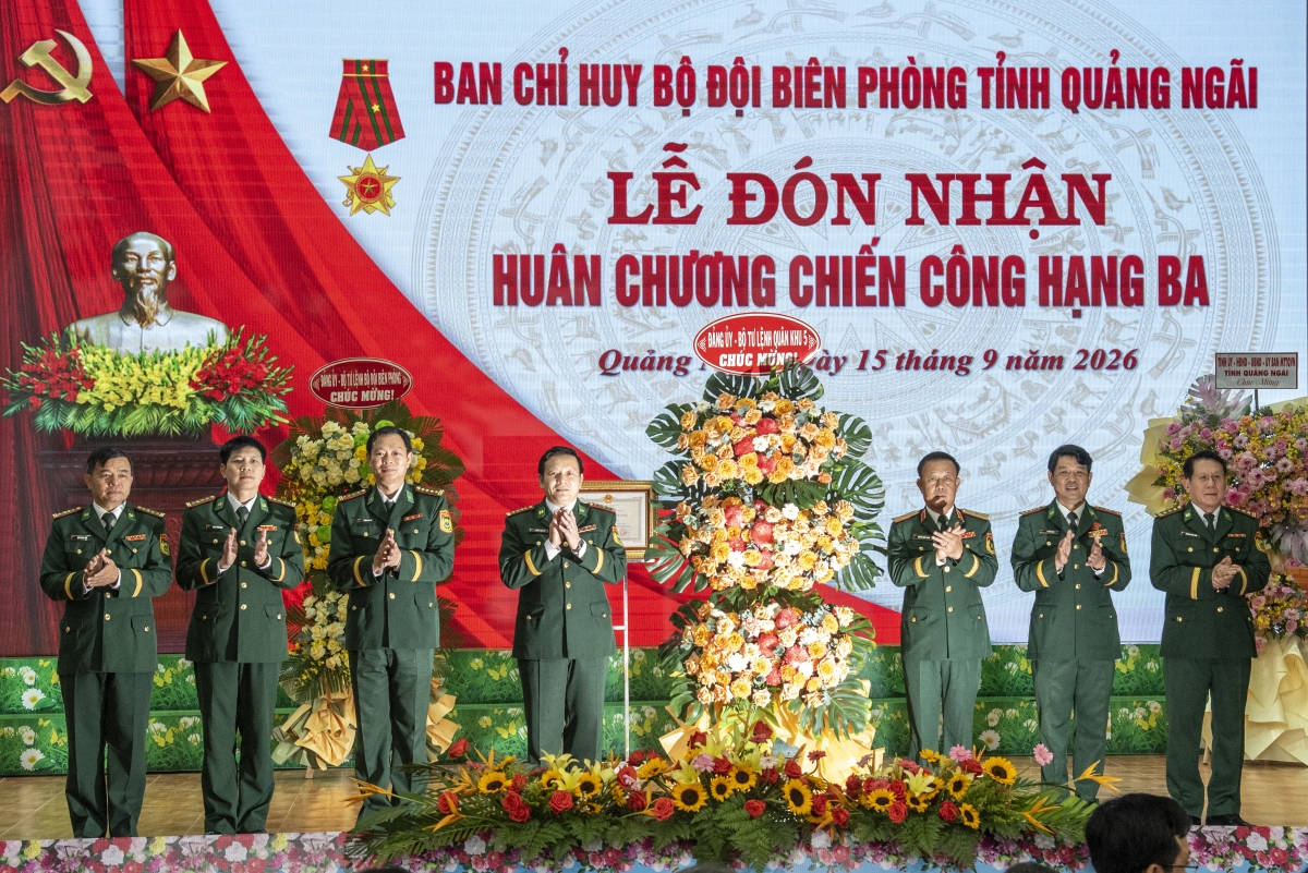 Huân chương Chiến công hạng Ba là phần thưởng cao quý của Đảng, Nhà nước ghi nhận thành tích đặc biệt xuất sắc của BĐBP Quảng Ngãi trong đấu tranh phòng, chống tội phạm (Ảnh: Lê Văn Chương)