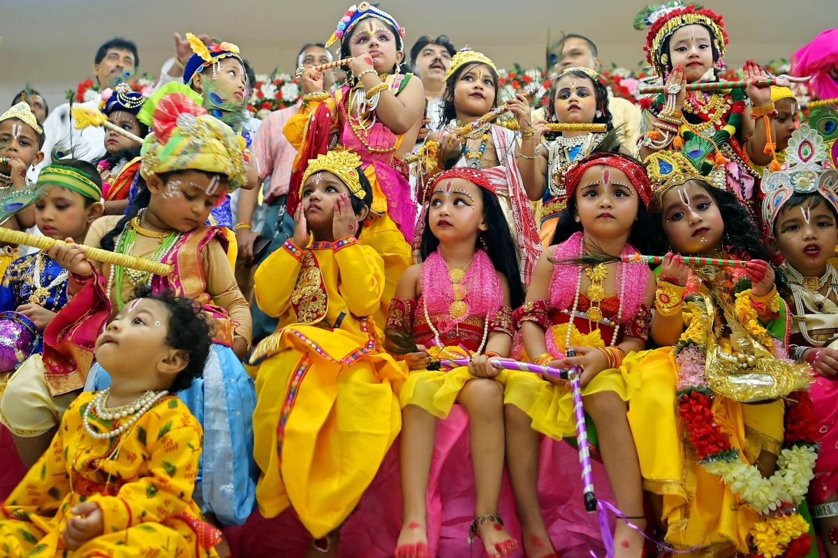 Trẻ em hóa trang thành Thần Krishna, tạo nên một không gian văn hóa, tín ngưỡng đặc sắc trên khắp Ấn Độ (Ảnh ANI)