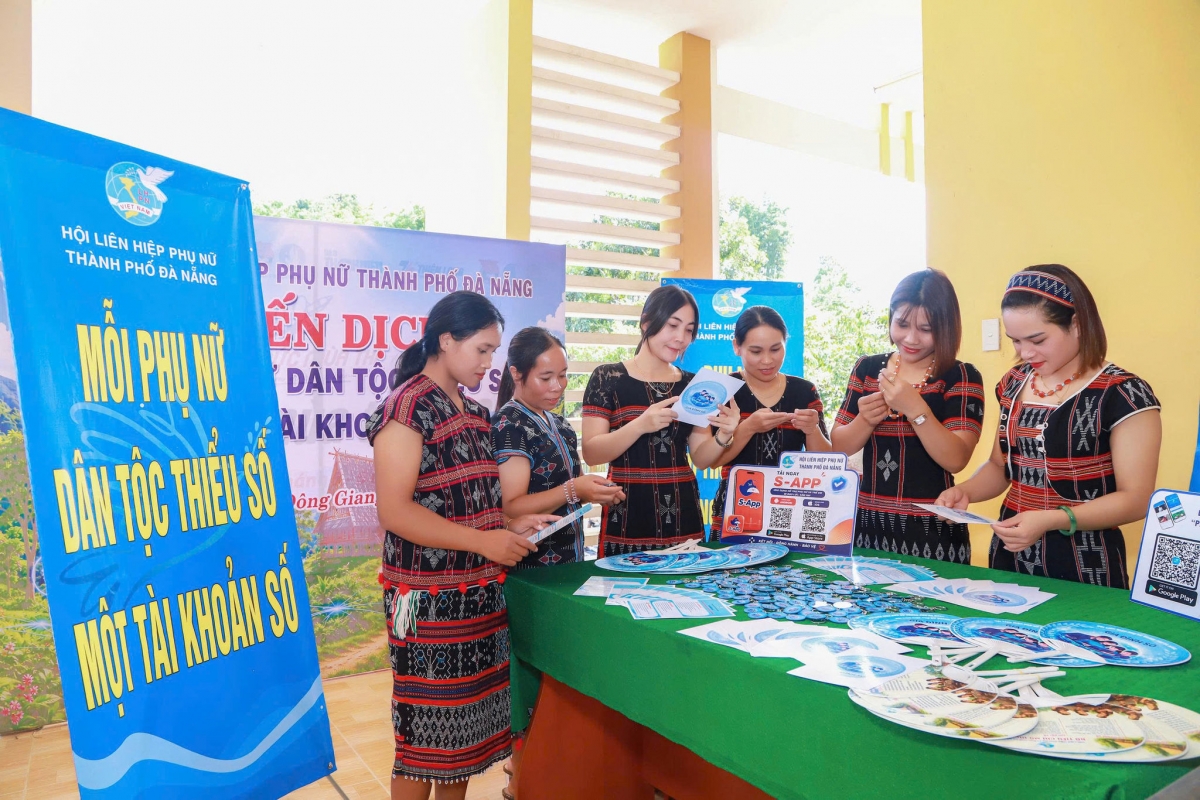 Phụ nữ xã Đông Giang tham gia chiến dịch "Mỗi phụ nữ dân tộc thiểu số - Một tài khoản số" năm 2026. Ảnh: H.L
