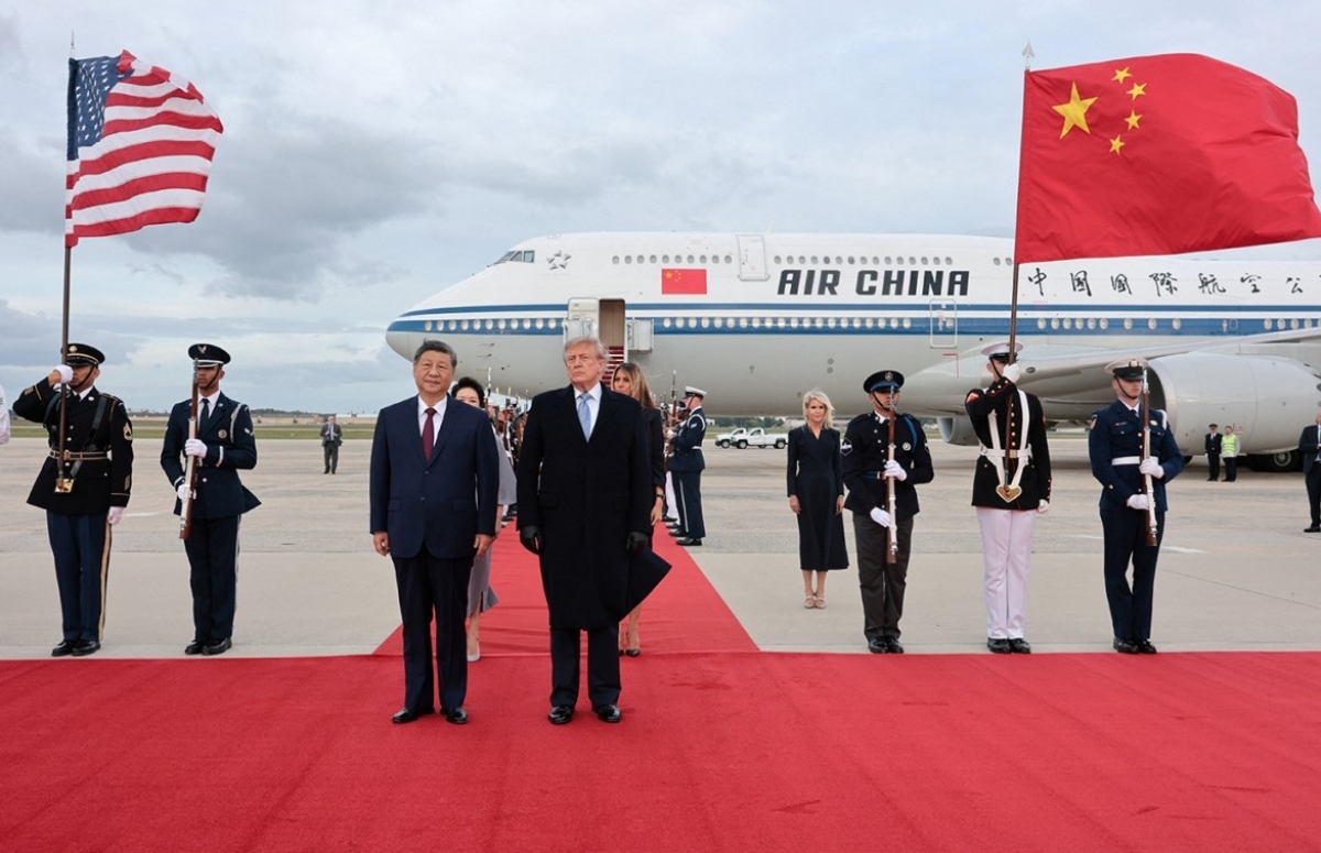 Tổng thống Trump ra tận sân bay đón Chủ tịch Trung Quốc Tập Cận Bình. Ảnh: Reuters.
